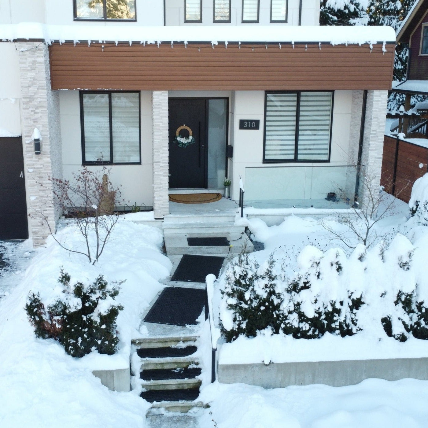 Rubber snow melting mat for walkways and stairs