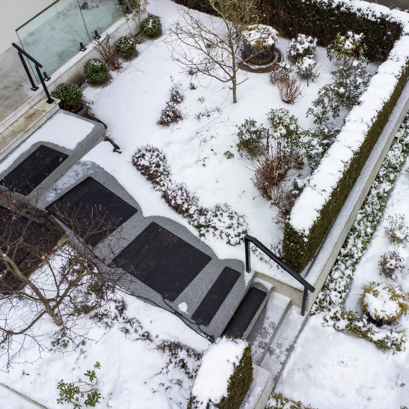 Rubber snow melting mat for walkways and stairs