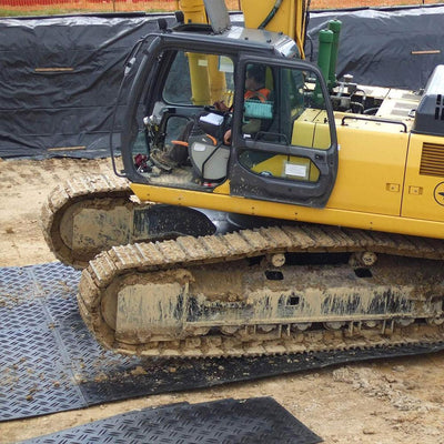 Track mat with high-traction surface for construction vehicles